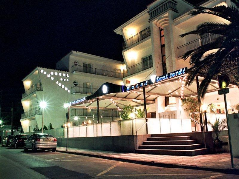 Sant Jordi Boutique Hotel Calella Exteriör bild The hotel at night