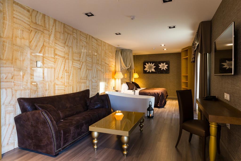 Sant Jordi Boutique Hotel Calella Exteriör bild A suite at the hotel