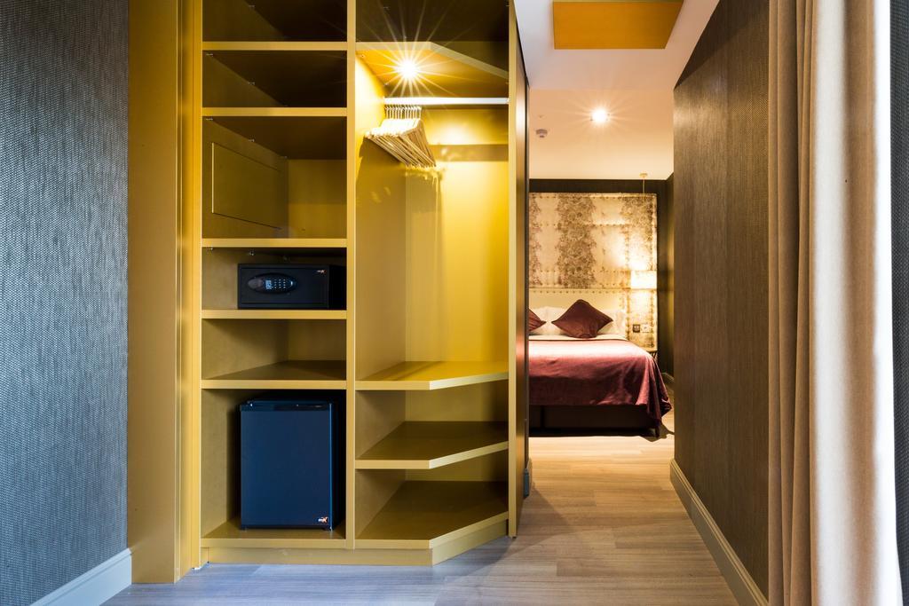 Sant Jordi Boutique Hotel Calella Exteriör bild A room at the hotel