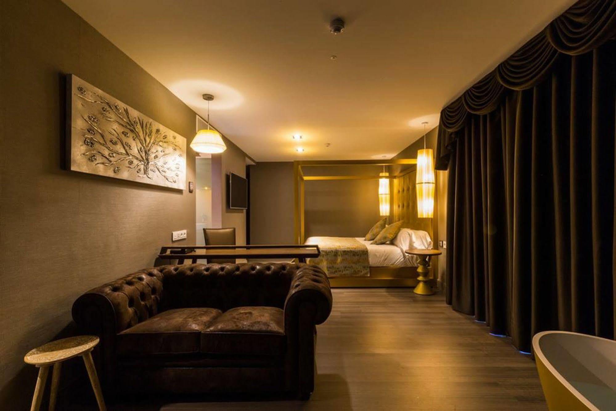 Sant Jordi Boutique Hotel Calella Exteriör bild A room at the hotel