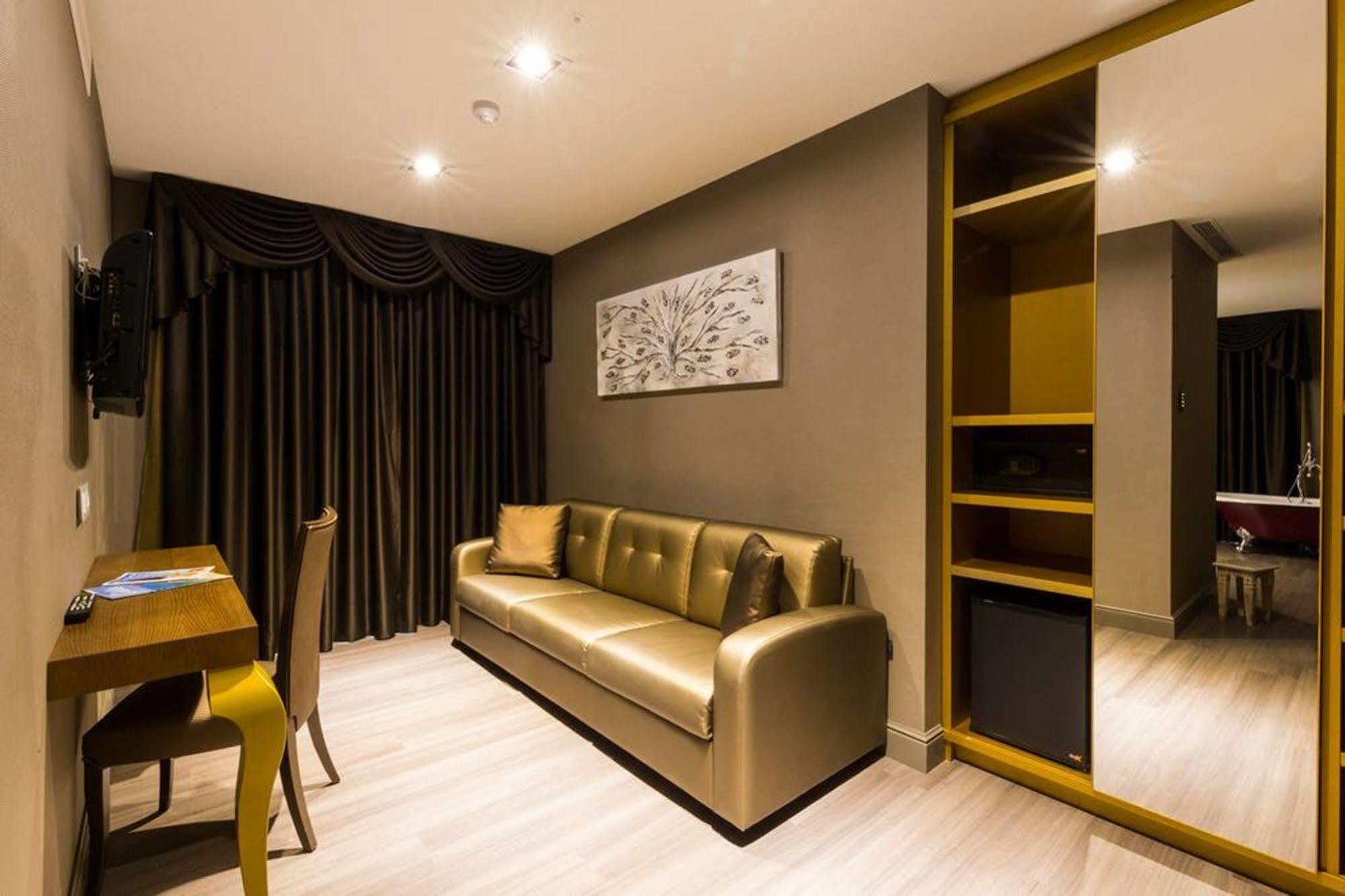 Sant Jordi Boutique Hotel Calella Exteriör bild A living room in a serviced apartment in Hong Kong